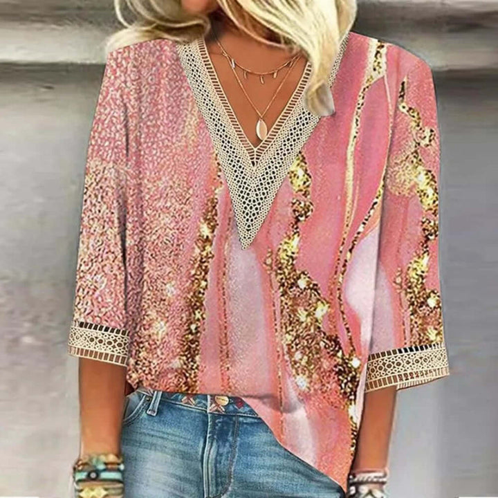 Elegante damesblouse met V-hals, opvallende print, losse pasvorm en soepelvallende stof voor stijlvol comfort.
