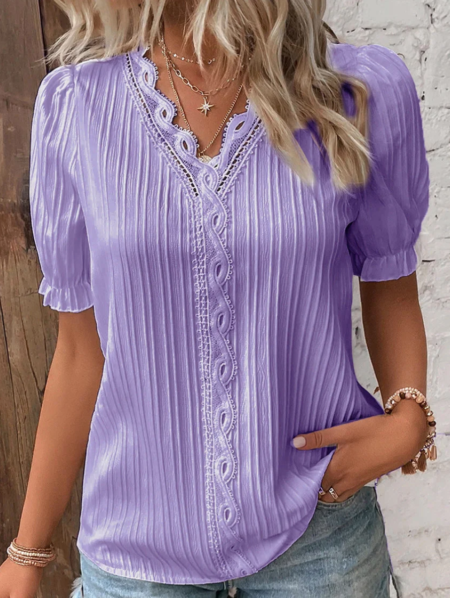 Elegante damesblouse met V-hals, gestructureerde stof in tijdloos design voor kantoor of vrije tijd.