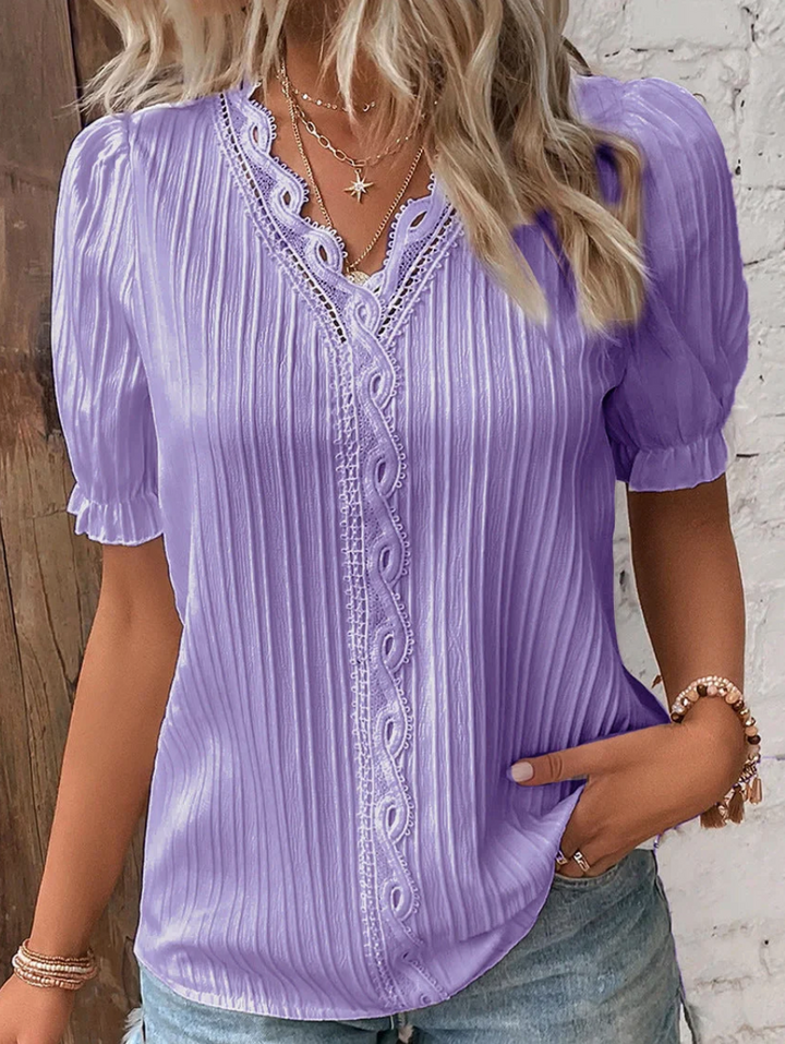 Elegante damesblouse met V-hals, gestructureerde stof in tijdloos design voor kantoor of vrije tijd.