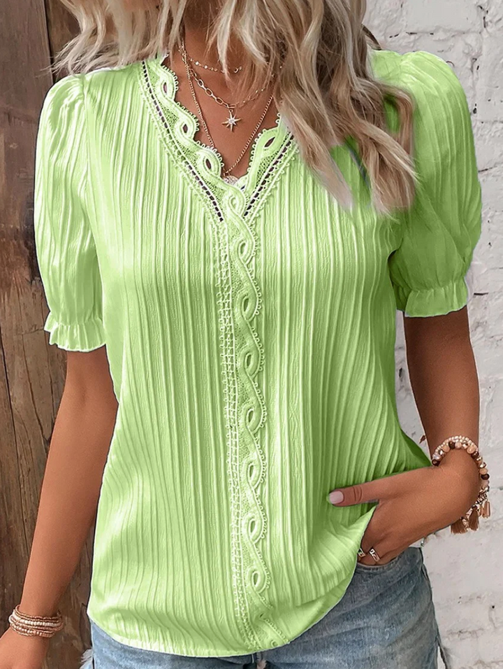 Elegante damesblouse met V-hals, gestructureerde stof in tijdloos design voor kantoor of vrije tijd.