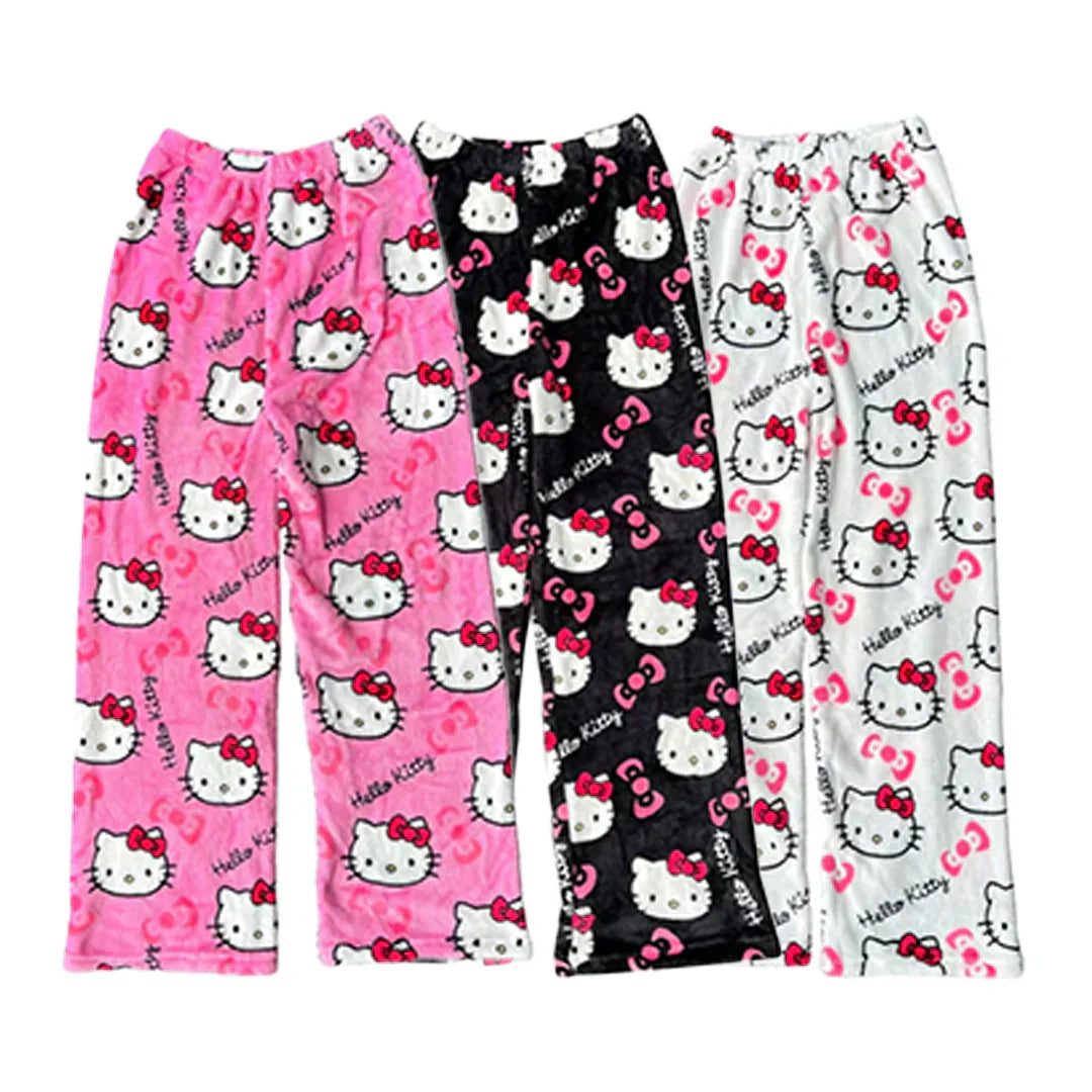 Close-up van de Cyra broek met het kattenpatroon, waarbij de kwaliteit van de stof duidelijk wordt.