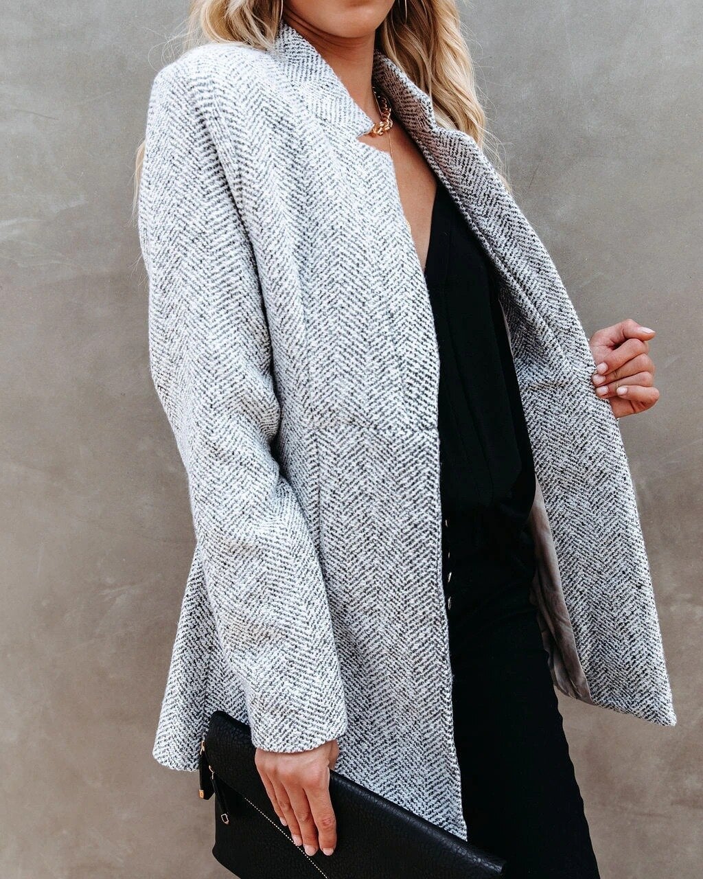 Elegante damesjas in klassiek design, getailleerd, met lange snit en stijlvolle kraag voor veelzijdig gebruik.