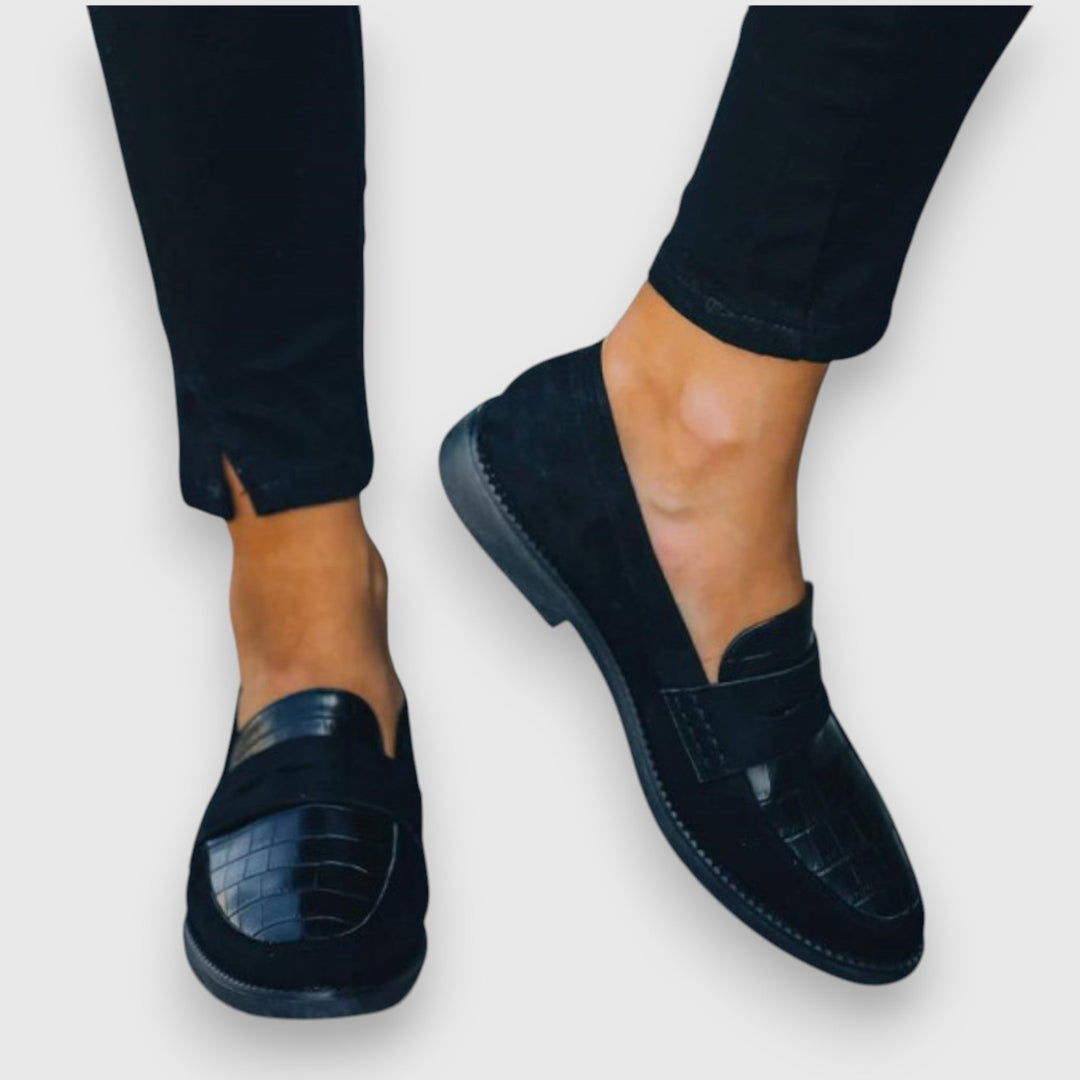 Elegante dames loafers in zwart leer, plat en tijdloos, perfect voor kantoor en speciale gelegenheden.