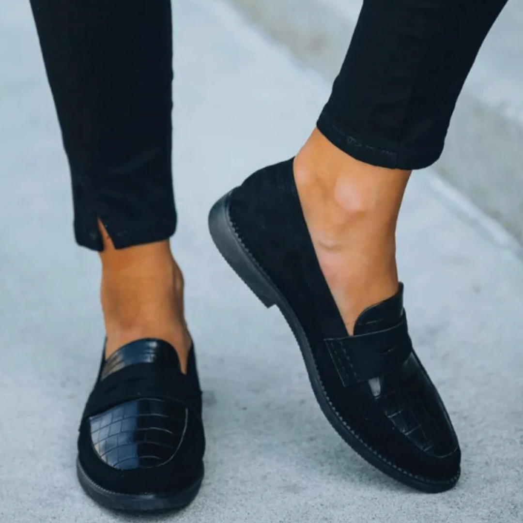 Elegante damesmocassins van leer, ronde vorm, stijlvol design, comfortabel, tijdloos, ideaal voor alledaags gebruik en speciale gelegenheden.