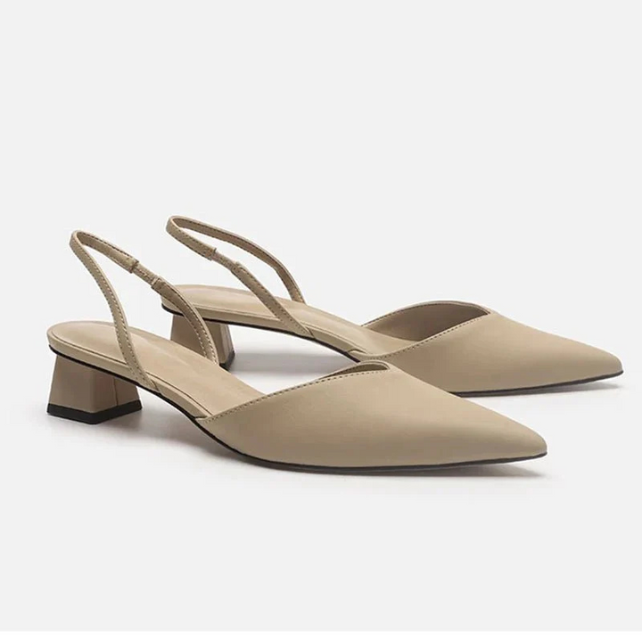 Elegante dames sandalen met gesloten teen, lage hak; kleurrijk ontwerp, ideaal voor kantoor en vrije tijd.
