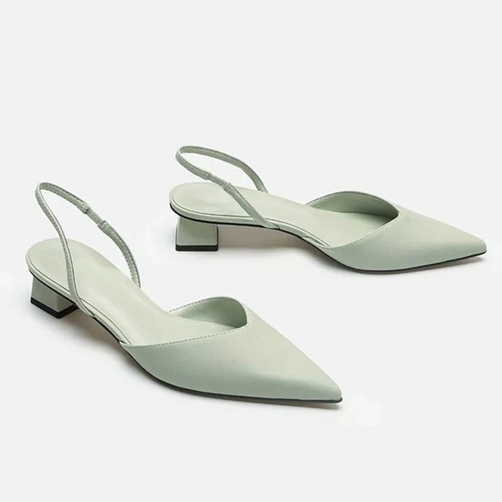 Elegante dames sandalen met gesloten teen, lage hak; kleurrijk ontwerp, ideaal voor kantoor en vrije tijd.
