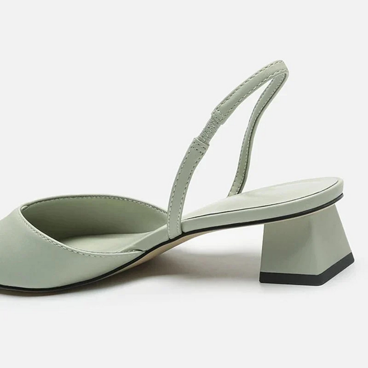 Elegante dames sandalen met gesloten teen, lage hak; kleurrijk ontwerp, ideaal voor kantoor en vrije tijd.