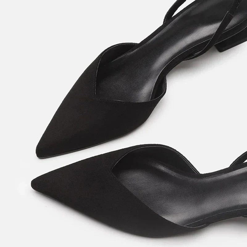 Elegante dames sandalen met gesloten teen, lage hak; kleurrijk ontwerp, ideaal voor kantoor en vrije tijd.