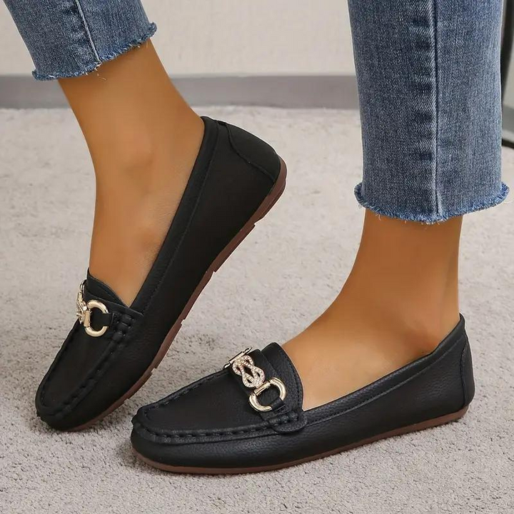 Elegante damesschoenen: Beige slip-on loafers met platte zool, ideaal voor formele of casual gelegenheden. Comfort ontmoet stijl.