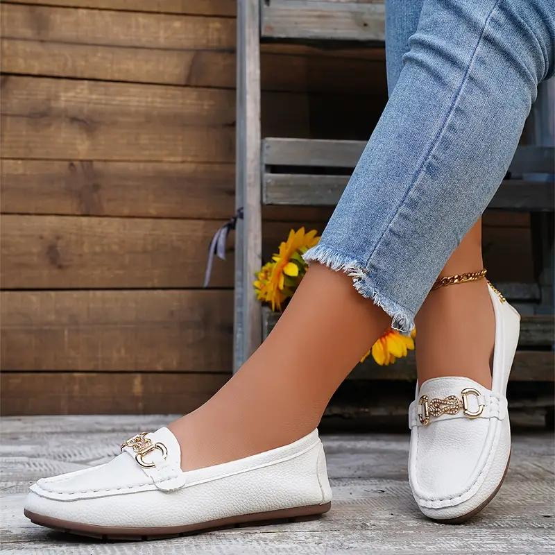 Elegante damesschoenen: Beige slip-on loafers met platte zool, ideaal voor formele of casual gelegenheden. Comfort ontmoet stijl.