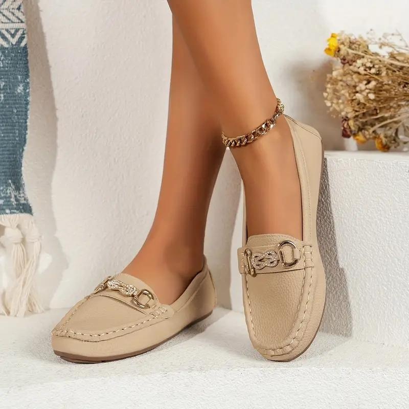 Elegante damesschoenen: Beige slip-on loafers met platte zool, ideaal voor formele of casual gelegenheden. Comfort ontmoet stijl.