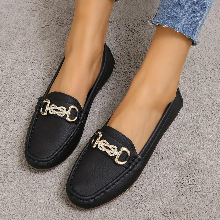 Elegante damesschoenen: Beige slip-on loafers met platte zool, ideaal voor formele of casual gelegenheden. Comfort ontmoet stijl.