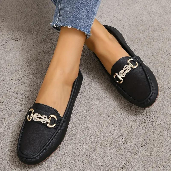 Elegante damesschoenen: Beige slip-on loafers met platte zool, ideaal voor formele of casual gelegenheden. Comfort ontmoet stijl.