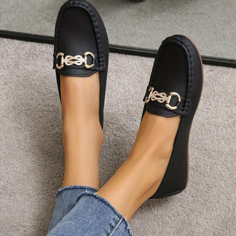 Elegante damesschoenen: Beige slip-on loafers met platte zool, ideaal voor formele of casual gelegenheden. Comfort ontmoet stijl.