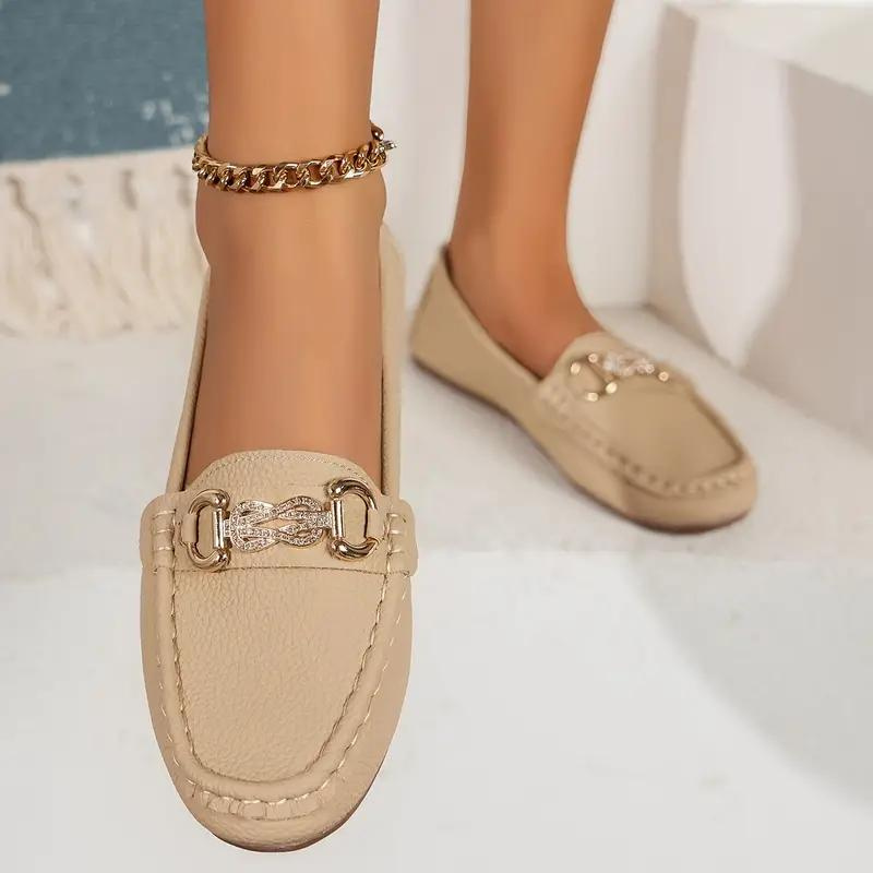 Elegante damesschoenen: Beige slip-on loafers met platte zool, ideaal voor formele of casual gelegenheden. Comfort ontmoet stijl.