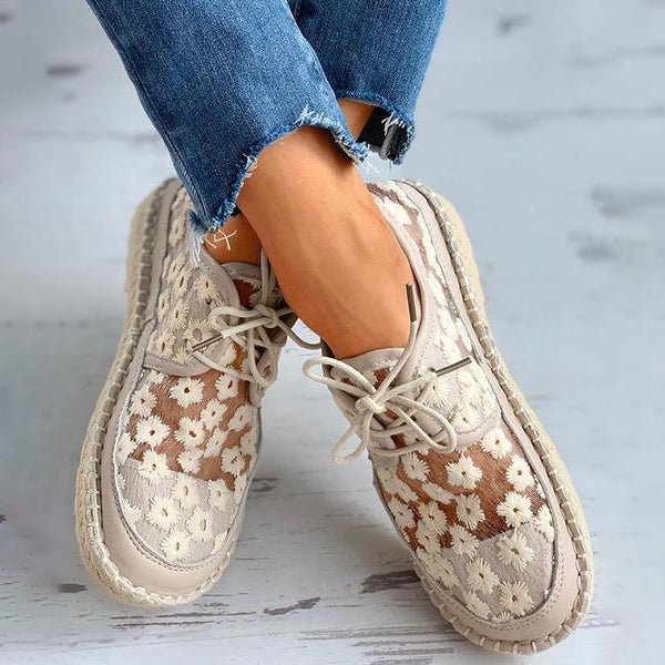 Elegante damesschoenen met bloemenprint, beige-wit, comfortabel en duurzaam, ideaal voor casual en chique outfits.