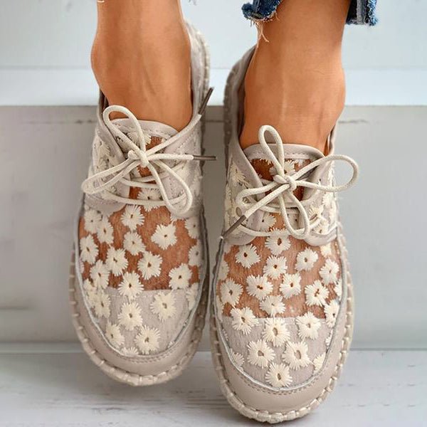 Elegante damesschoenen met bloemenprint, beige-wit, comfortabel en duurzaam, ideaal voor casual en chique outfits.