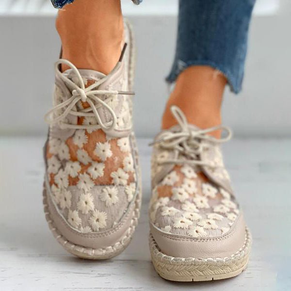 Elegante damesschoenen met bloemenprint, beige-wit, comfortabel en duurzaam, ideaal voor casual en chique outfits.