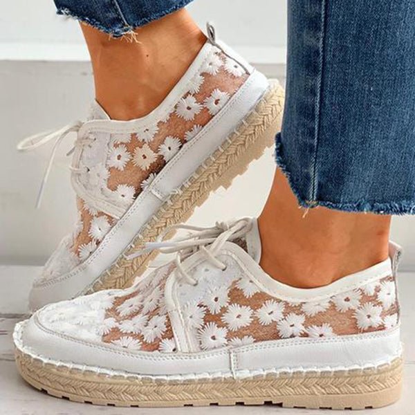 Elegante damesschoenen met bloemenprint, beige-wit, comfortabel en duurzaam, ideaal voor casual en chique outfits.