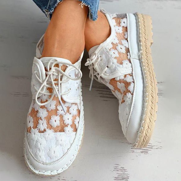 Elegante damesschoenen met bloemenprint, beige-wit, comfortabel en duurzaam, ideaal voor casual en chique outfits.