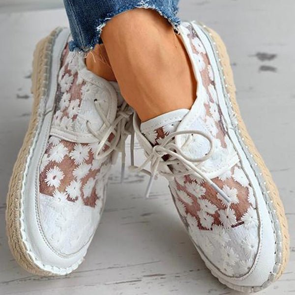 Elegante damesschoenen met bloemenprint, beige-wit, comfortabel en duurzaam, ideaal voor casual en chique outfits.