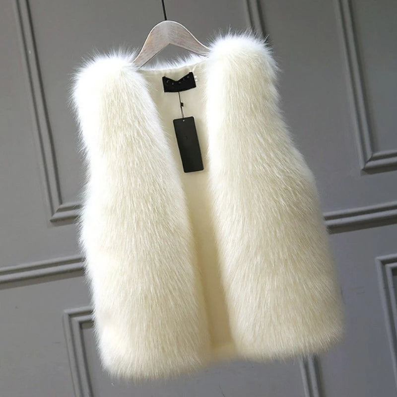 Elegante damesvest met luxueuze bontlook en warme voering, perfect voor koude dagen en veelzijdige outfits.