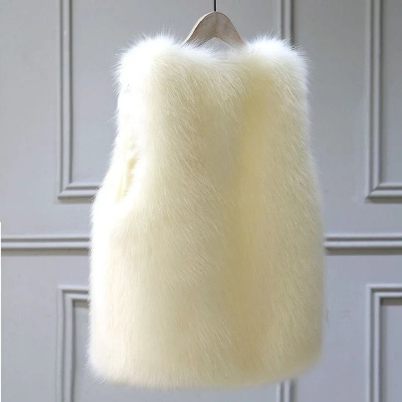 Elegante damesvest met luxueuze bontlook en warme voering, perfect voor koude dagen en veelzijdige outfits.