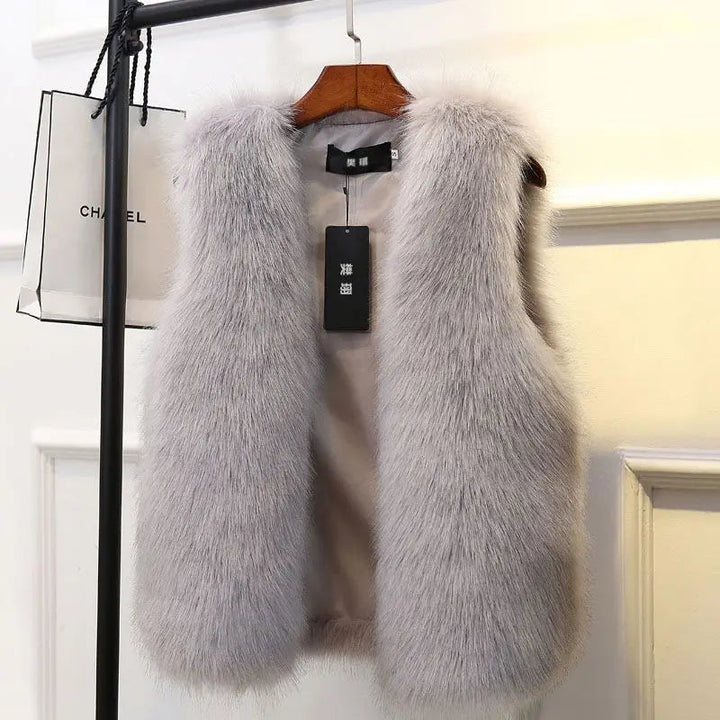 Elegante damesvest met luxueuze bontlook en warme voering, perfect voor koude dagen en veelzijdige outfits.