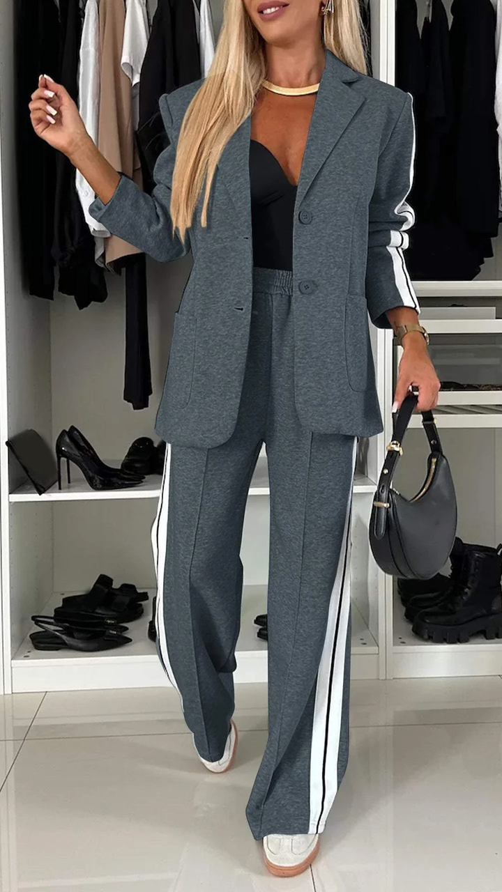 Modieuze dames tweedelige set met flexibele pasvorm, bestaande uit stijlvolle blazer en broek.