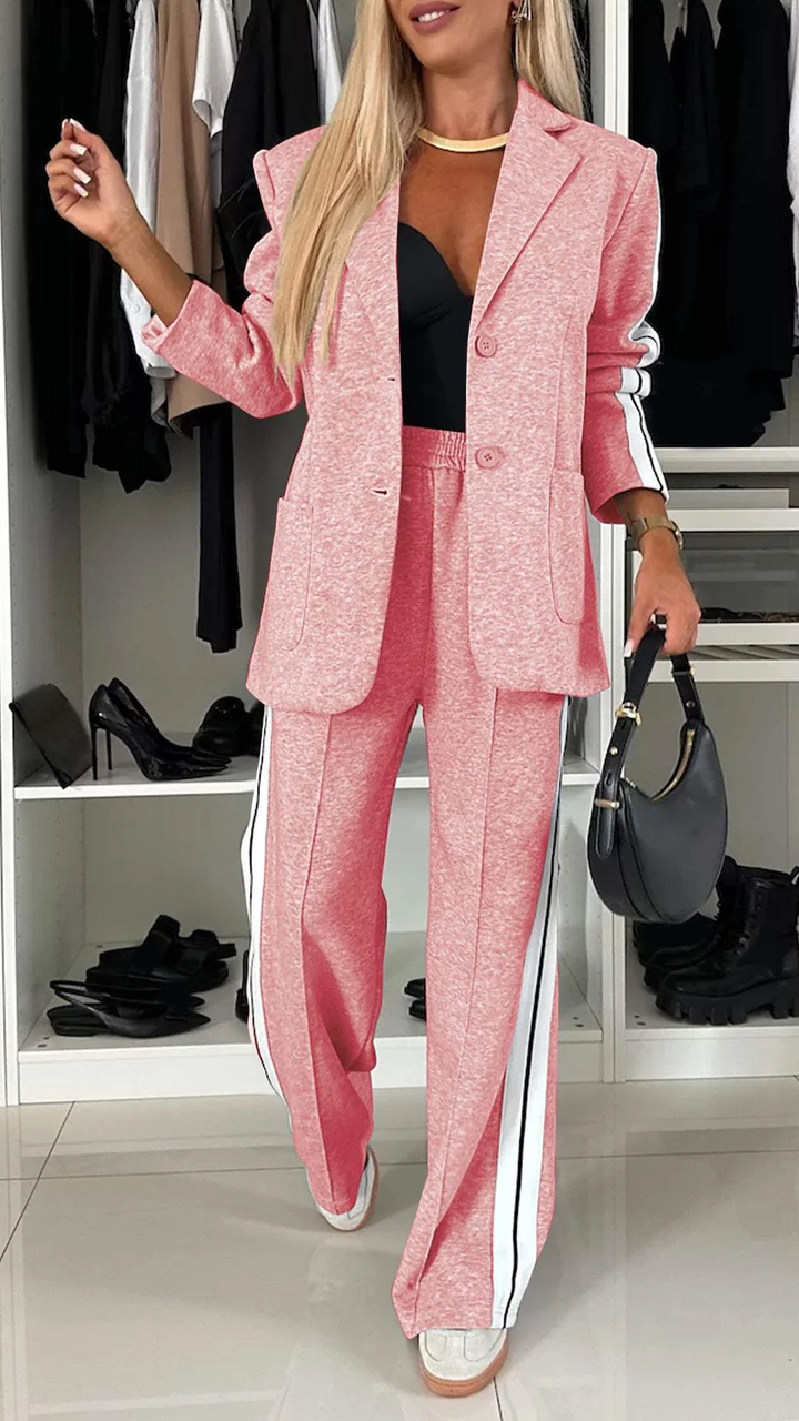 Stijlvolle tweedelige dames outfit met losse blazer en bijpassende broek, voor een elegante look.