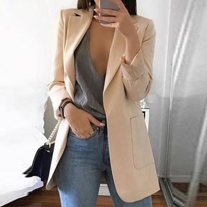Elegante dames blazer met lange mouwen, perfect voor een chique zakelijke of casual gelegenheid.