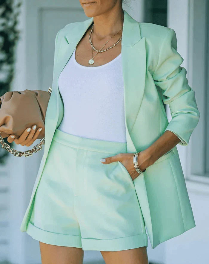 Modieuze dames blazer- en short set 'Larissa'. Perfect voor een comfortabele, chique look in de zomer.