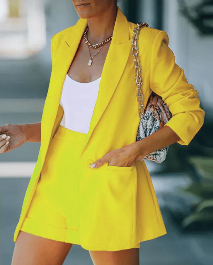 Veelzijdige dames blazer set met shorts voor zakelijk of vrije tijd. Creëer een modieuze zomeroutfit.