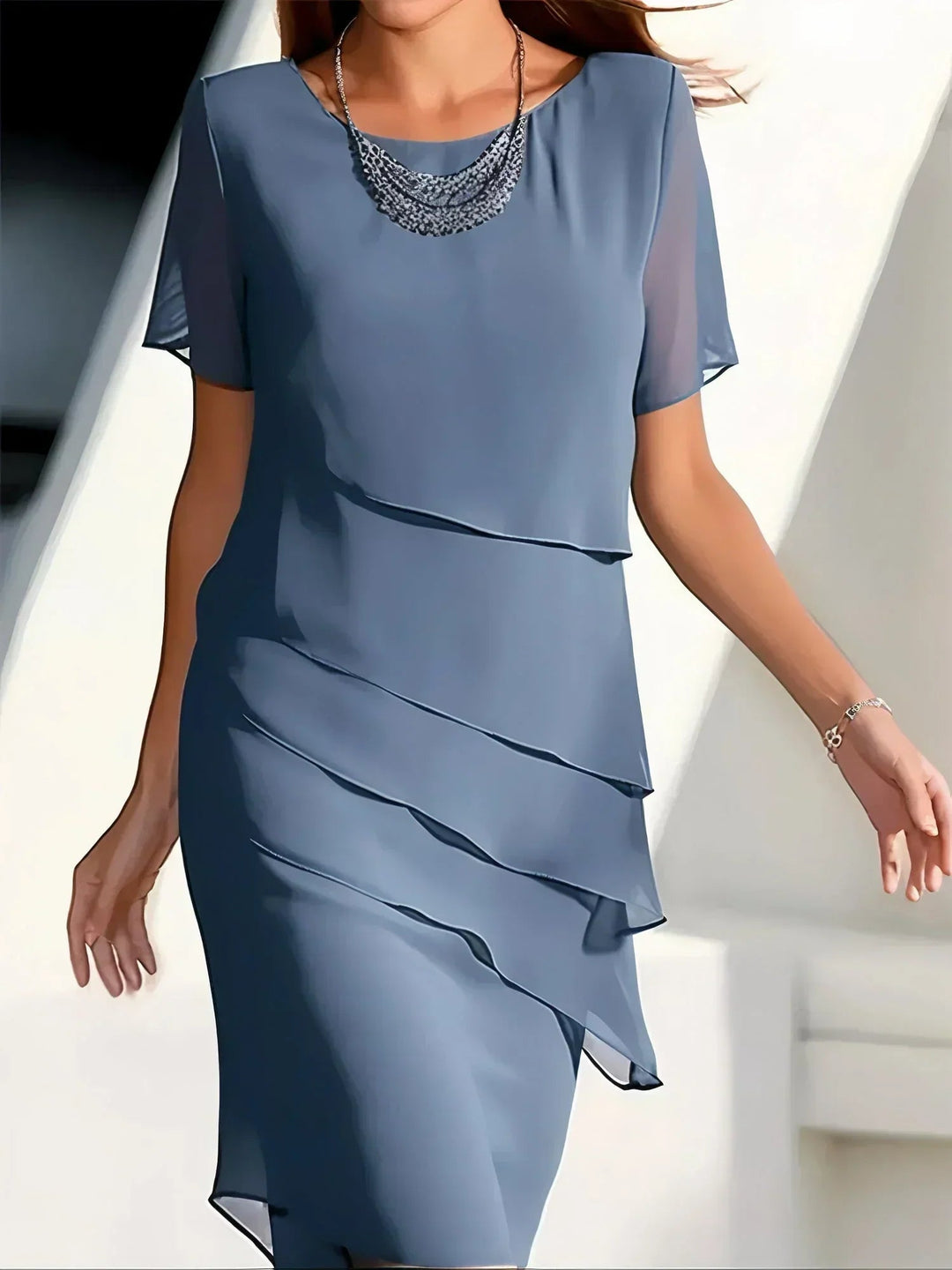 Elegante dames getrapte A-lijn midi jurk met ronde hals en korte mouwen, perfect voor zomerse dagen. Comfortabel & stijlvol.