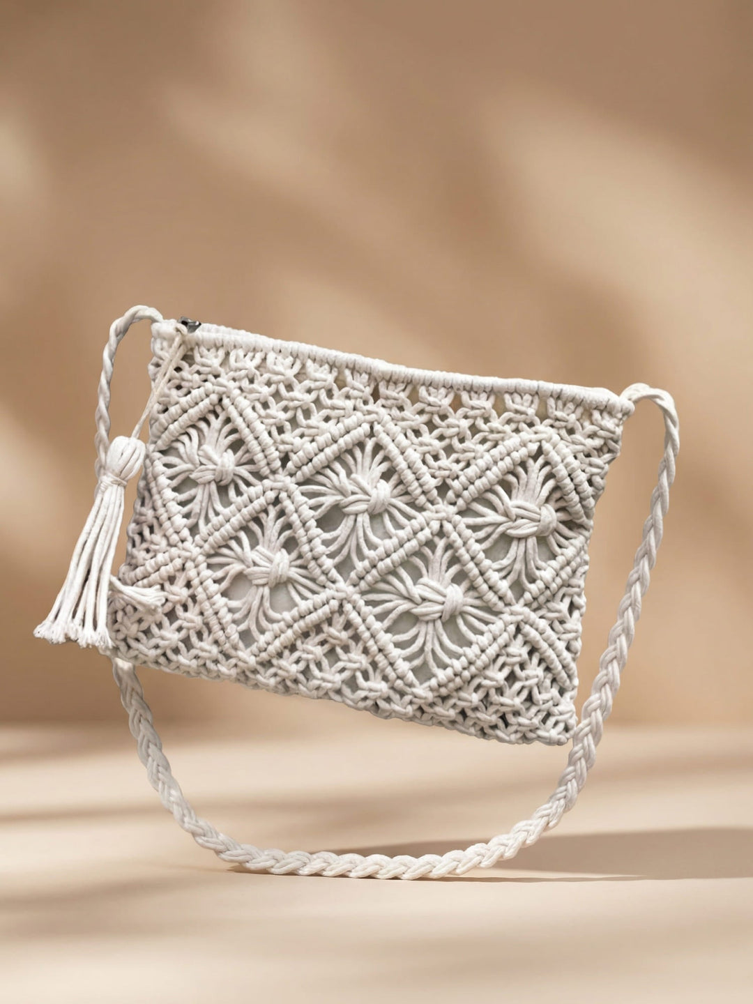 Elegante dames geweven schoudertas in zomerse boho stijl, perfect accessoire voor de zomer.