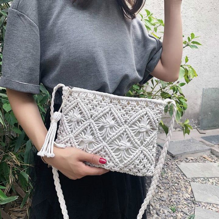 Praktische geweven dames schoudertas, lichtgewicht en zomers, met een trendy boho uitstraling.