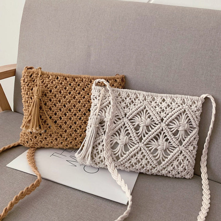 Stijlvolle beige geweven dames schoudertas in trendy zomerse boho chic design.