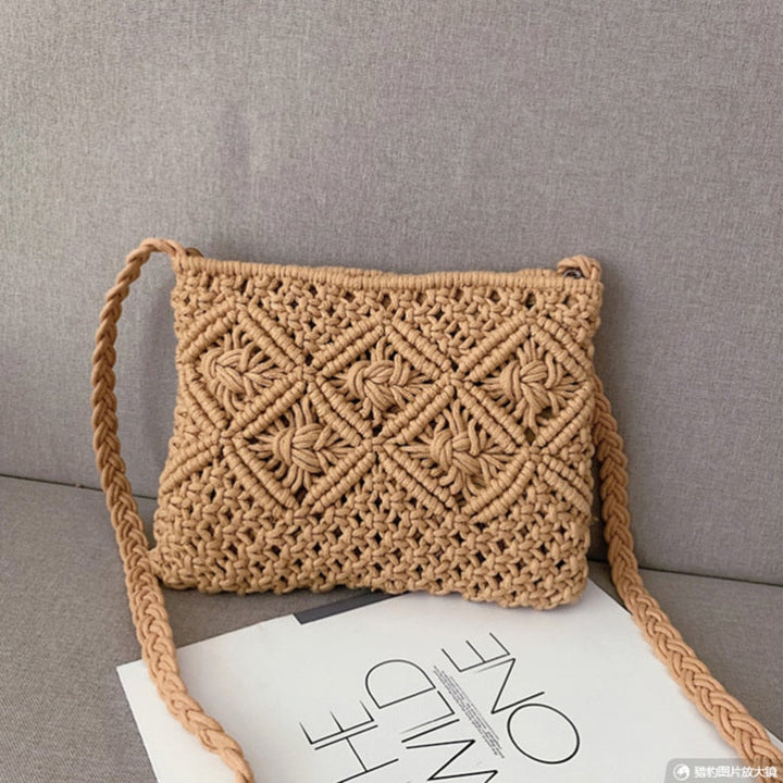 Geweven beige dames schoudertas, ideaal voor stranddagen of zomerse uitjes met boho flair.