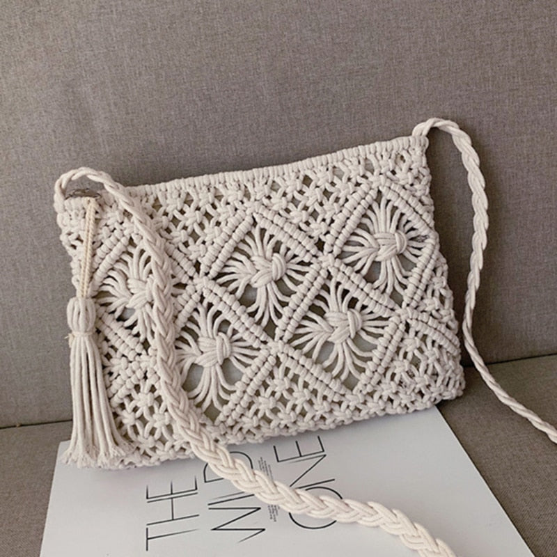 Elegante dames schoudertas, handgeweven met verfijnde boho details, perfect voor zomerse dagen.