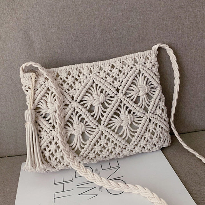 Elegante dames schoudertas, handgeweven met verfijnde boho details, perfect voor zomerse dagen.