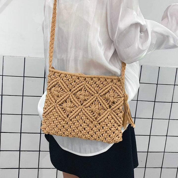 Geweven dames schoudertas in naturel tinten, een veelzijdig zomers accessoire met boho charme.