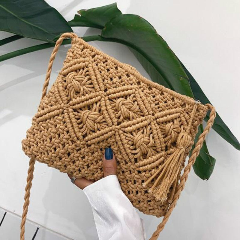 Boho chic geweven schoudertas voor dames, combineert zomerse elegantie met casual flair.