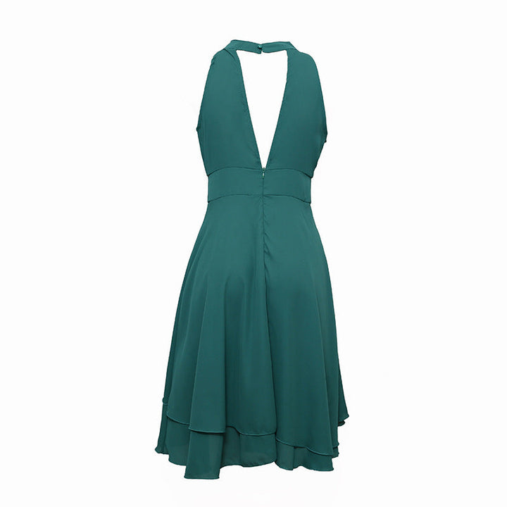 Vloeiende chiffon halter midi jurk. Deze elegante dames zomerjurk heeft een mouwloos design en hoge taille.