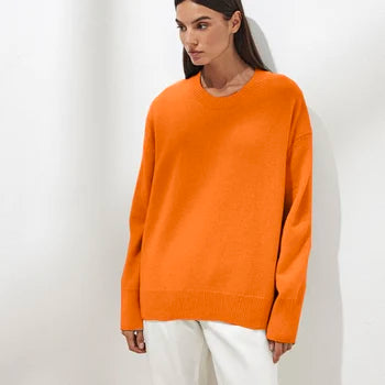 Model draagt comfortabele dames kasjmier trui. Elegante wintermode pullover voor een tijdloze look.