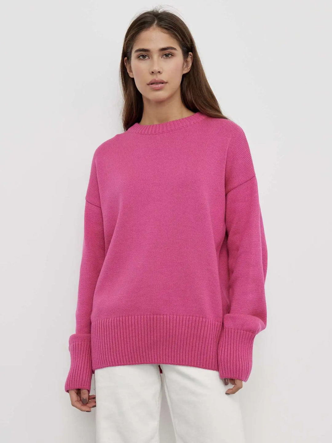 Stijlvolle dames kasjmier pullover gedragen. Ervaar de warmte en luxe van deze comfortabele wintertrui.
