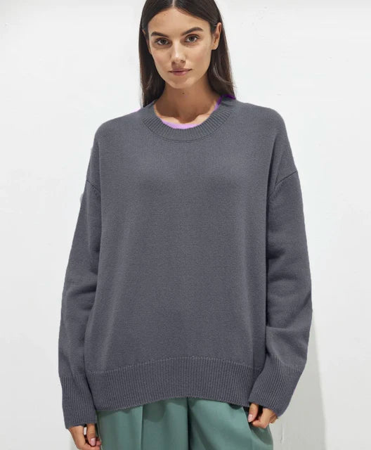Veelzijdige dames kasjmier trui in een klassieke kleur. Comfortabele pullover voor elegante wintermode.