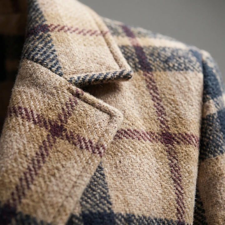 Comfortabele geruite dames bovenkleding: lange herfstjas met reverskraag, perfect voor koude dagen.
