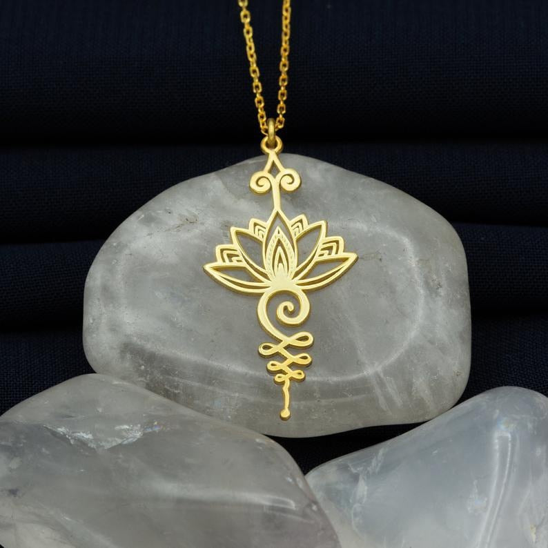 Elegante dames lotus bloem ketting met hanger, beschikbaar in glanzend goud, zilver en rosegoud. Stijlvol sieraad cadeau.