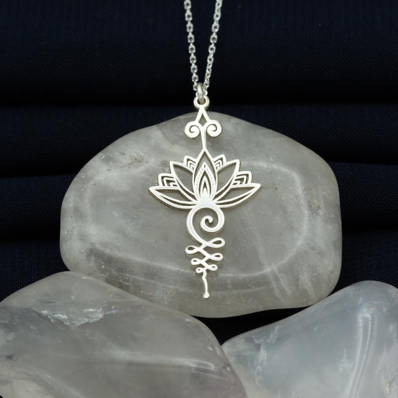 Prachtige JosePendant lotus hanger ketting voor dames. Sierlijke bloem design, perfect als elegant sieraad of cadeau.