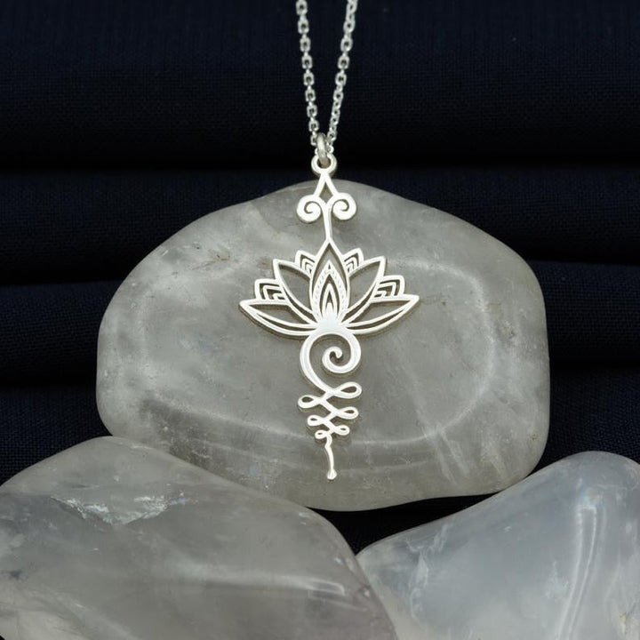Prachtige JosePendant lotus hanger ketting voor dames. Sierlijke bloem design, perfect als elegant sieraad of cadeau.